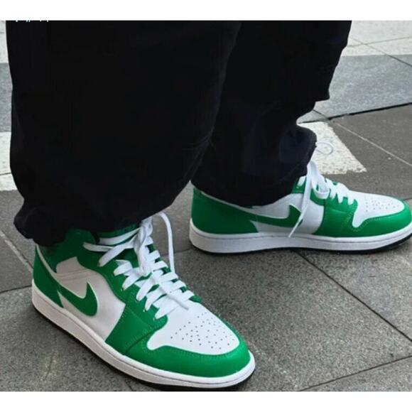 NIKE JORDAN 1 Mid GS DQ8423-301 Youth 4 Big Kid Colorway Lucky Green Black White - Picture 1 of 9